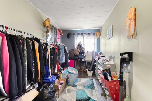 802 2 Street Se, Redcliff, AB - Indoor With Storage