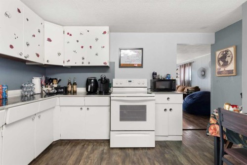 802 2 Street Se, Redcliff, AB - Indoor Photo Showing Kitchen