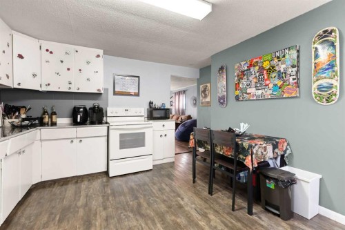 802 2 Street Se, Redcliff, AB - Indoor Photo Showing Kitchen