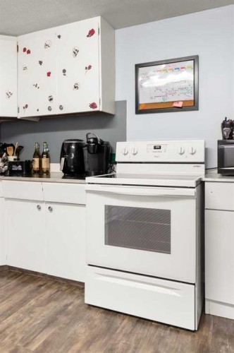 802 2 Street Se, Redcliff, AB - Indoor Photo Showing Kitchen