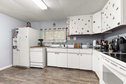 802 2 Street Se, Redcliff, AB - Indoor Photo Showing Kitchen