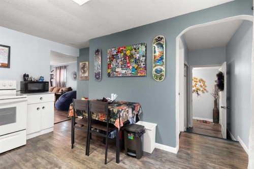 802 2 Street Se, Redcliff, AB - Indoor Photo Showing Kitchen