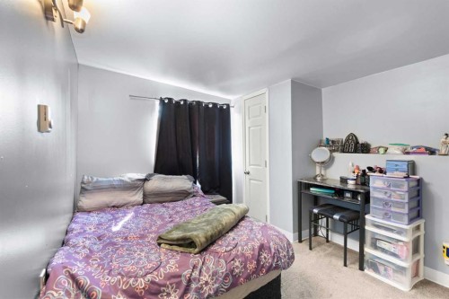 802 2 Street Se, Redcliff, AB - Indoor Photo Showing Bedroom