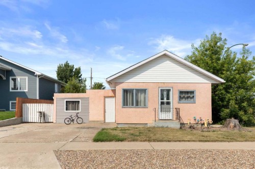 802 2 Street Se, Redcliff, AB - Outdoor