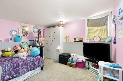 802 2 Street Se, Redcliff, AB - Indoor Photo Showing Bedroom