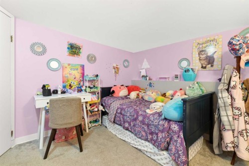 802 2 Street Se, Redcliff, AB - Indoor Photo Showing Bedroom