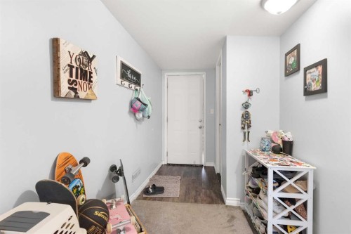 802 2 Street Se, Redcliff, AB - Indoor Photo Showing Other Room