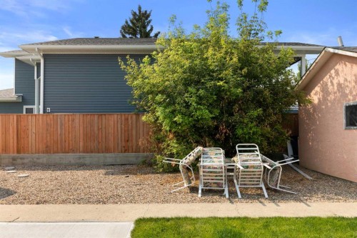 802 2 Street Se, Redcliff, AB - Outdoor