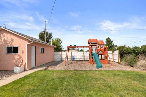 802 2 Street Se, Redcliff, AB - Outdoor With Exterior