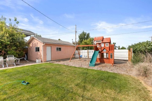 802 2 Street Se, Redcliff, AB - Outdoor
