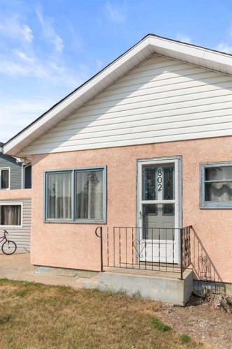 802 2 Street Se, Redcliff, AB - Outdoor