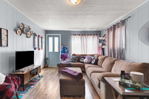 802 2 Street Se, Redcliff, AB - Indoor Photo Showing Living Room