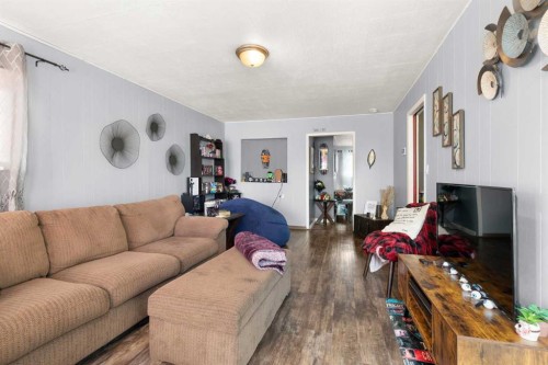 802 2 Street Se, Redcliff, AB - Indoor Photo Showing Living Room
