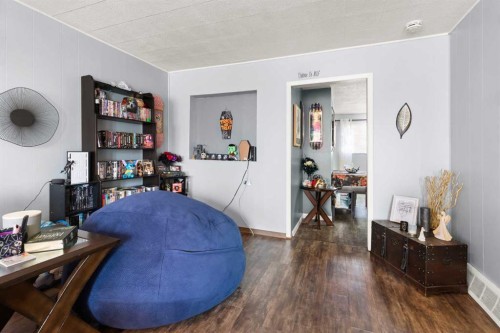 802 2 Street Se, Redcliff, AB - Indoor Photo Showing Bedroom