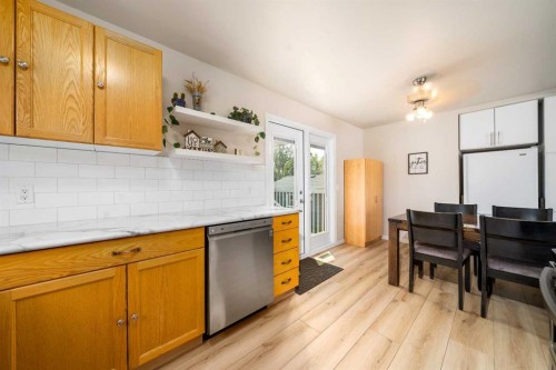 109 Centennial Park Crescent East, Bow Island, AB - Indoor Photo Showing Kitchen