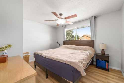 109 Centennial Park Crescent East, Bow Island, AB - Indoor Photo Showing Bedroom