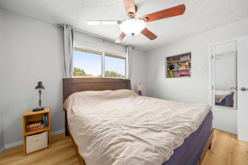 109 Centennial Park Crescent East, Bow Island, AB - Indoor Photo Showing Bedroom