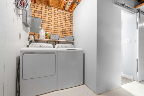 109 Centennial Park Crescent East, Bow Island, AB - Indoor Photo Showing Laundry Room