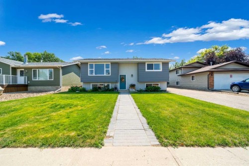109 Centennial Park Crescent East, Bow Island, AB - Outdoor With Facade