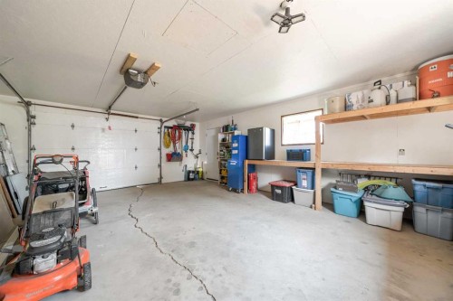 109 Centennial Park Crescent East, Bow Island, AB - Indoor Photo Showing Garage