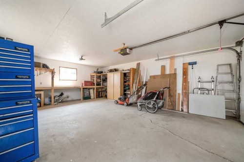 109 Centennial Park Crescent East, Bow Island, AB - Indoor Photo Showing Garage