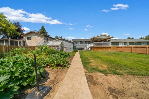 109 Centennial Park Crescent East, Bow Island, AB - Outdoor
