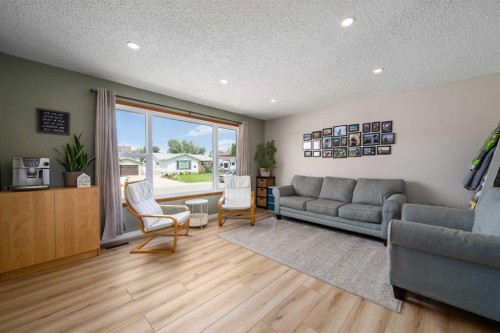 109 Centennial Park Crescent East, Bow Island, AB - Indoor Photo Showing Living Room