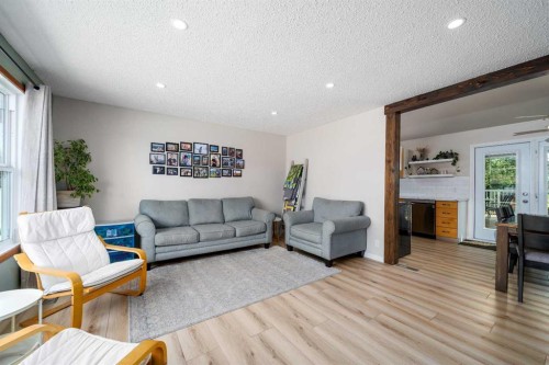 109 Centennial Park Crescent East, Bow Island, AB - Indoor Photo Showing Living Room