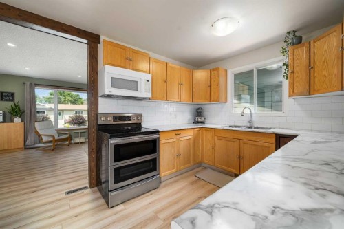 109 Centennial Park Crescent East, Bow Island, AB - Indoor Photo Showing Kitchen