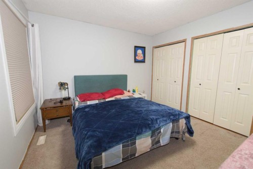 96 Simpson Crescent Se, Medicine Hat, AB - Indoor Photo Showing Bedroom