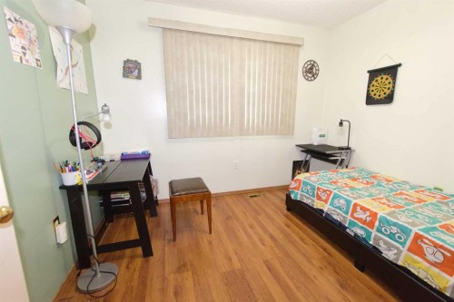 96 Simpson Crescent Se, Medicine Hat, AB - Indoor Photo Showing Bedroom