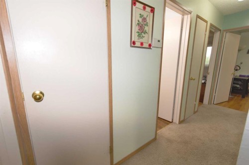 96 Simpson Crescent Se, Medicine Hat, AB - Indoor Photo Showing Other Room