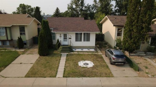96 Simpson Crescent Se, Medicine Hat, AB - Outdoor