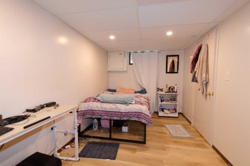 96 Simpson Crescent Se, Medicine Hat, AB - Indoor Photo Showing Bedroom