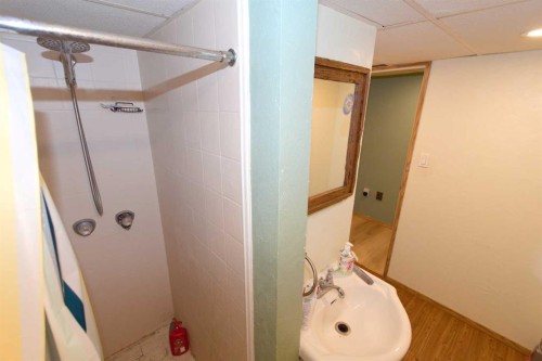 96 Simpson Crescent Se, Medicine Hat, AB - Indoor Photo Showing Bathroom