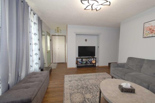 96 Simpson Crescent Se, Medicine Hat, AB - Indoor Photo Showing Living Room