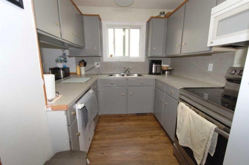 96 Simpson Crescent Se, Medicine Hat, AB - Indoor Photo Showing Kitchen With Double Sink