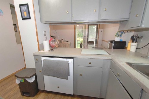 96 Simpson Crescent Se, Medicine Hat, AB - Indoor Photo Showing Kitchen