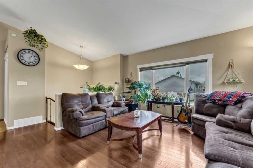 938 6 Street Se, Redcliff, AB - Indoor Photo Showing Living Room