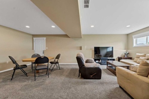 938 6 Street Se, Redcliff, AB - Indoor