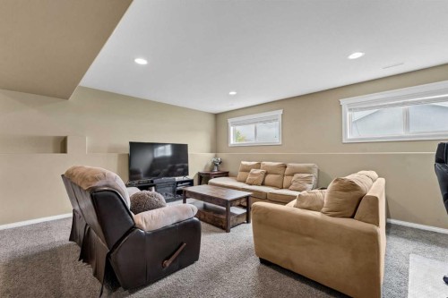 938 6 Street Se, Redcliff, AB - Indoor