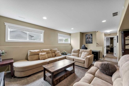 938 6 Street Se, Redcliff, AB - Indoor Photo Showing Living Room