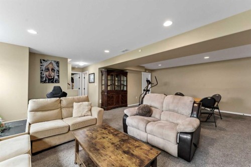 938 6 Street Se, Redcliff, AB - Indoor