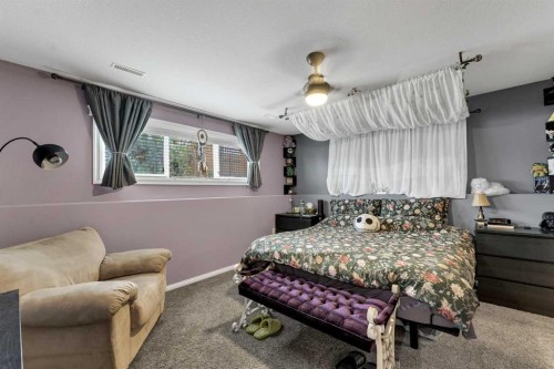 938 6 Street Se, Redcliff, AB - Indoor Photo Showing Bedroom
