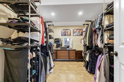 938 6 Street Se, Redcliff, AB - Indoor With Storage