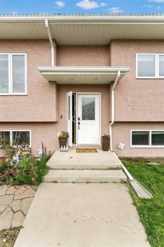 938 6 Street Se, Redcliff, AB - Outdoor With Exterior