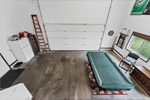 938 6 Street Se, Redcliff, AB - Indoor Photo Showing Garage