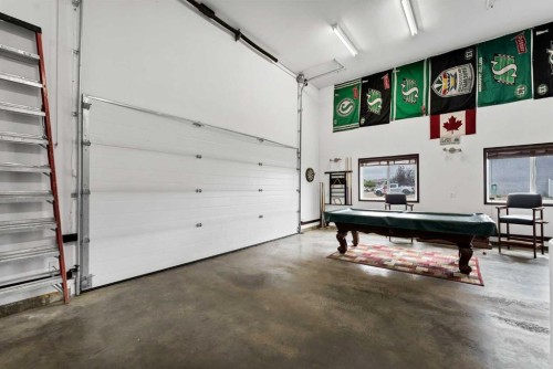 938 6 Street Se, Redcliff, AB - Indoor Photo Showing Garage