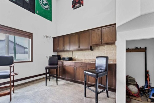938 6 Street Se, Redcliff, AB - Indoor