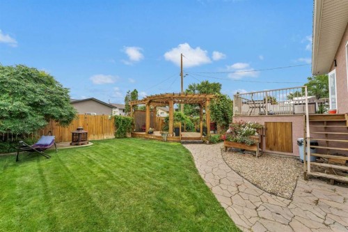 938 6 Street Se, Redcliff, AB - Outdoor